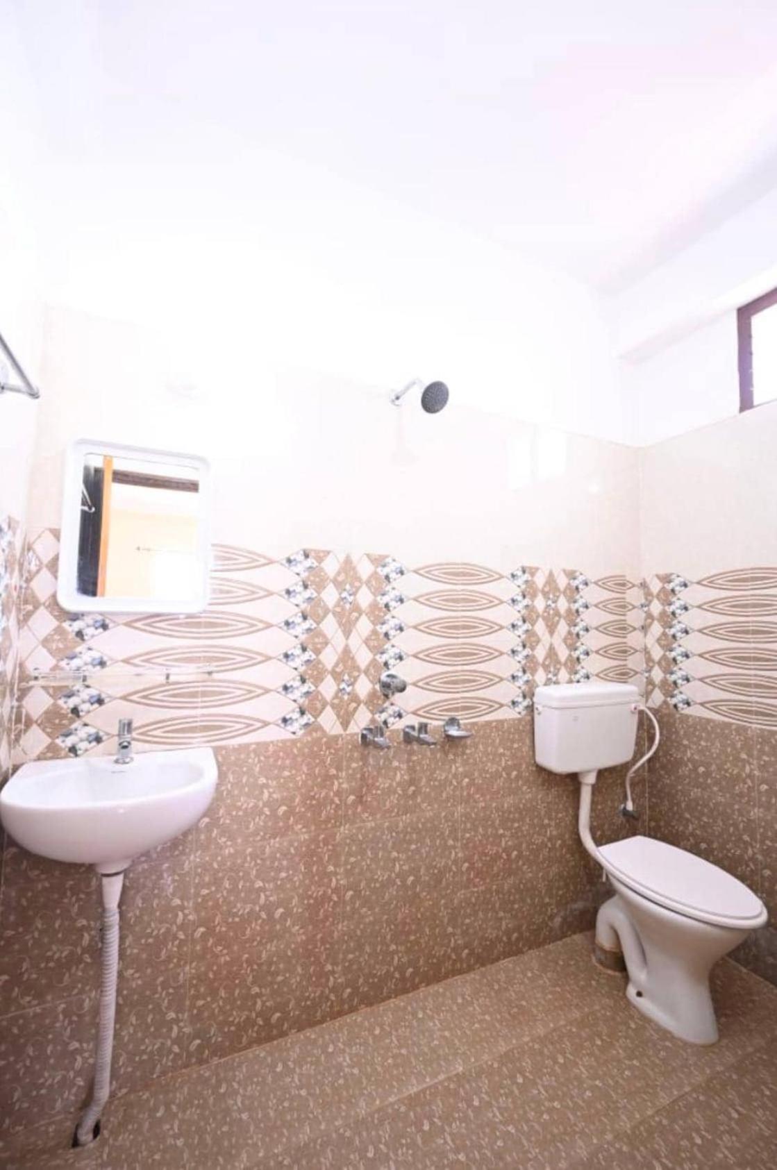 Oyo Flagship Hotel New Moon Inn بوري المظهر الخارجي الصورة